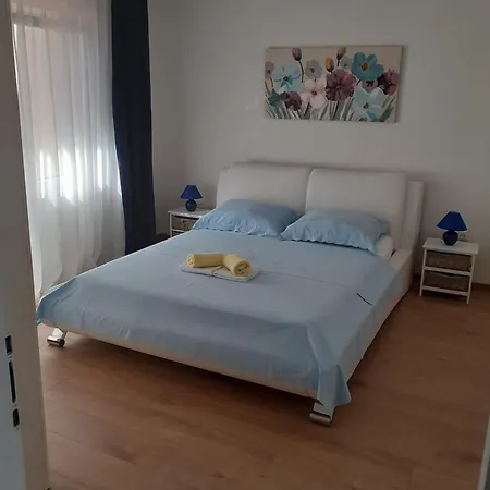 Blue Sky - 2 Bedroom, Sea View, Parking, Wi-fi, Bbq Apartment *